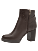 Botín de cuero marrón para mujer con diseño elegante y sofisticado, ideal para un look casual y moderno.