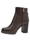 Botín de cuero marrón para mujer con diseño elegante y sofisticado, ideal para un look casual y moderno.
