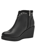 Botín negro de cuero para mujer, estilo casual, con tachas decorativas en la parte superior y costuras visibles.