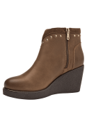 Calzado casual de cuero café con suela de plataforma y tacón de cuña, ideal para ocasiones semiformales.