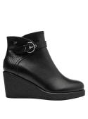 Botín casual de cuero negro, suela robusta con buen agarre, ideal para combinar estilo y funcionalidad.