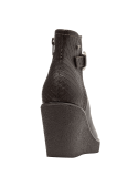 Elegante botín marrón de cuero para mujer, con suela robusta que ofrece buen agarre y estabilidad al caminar.