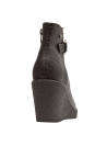 Elegante botín marrón de cuero para mujer, con suela robusta que ofrece buen agarre y estabilidad al caminar.