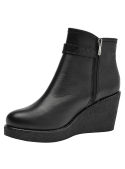 Calzado casual de cuero negro, con correa texturizada y hebilla metálica, perfecto para estilo moderno.