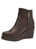 Botín marrón de cuero para mujer, estilo casual, con taco corrido, ideal para un look urbano y versátil.