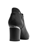 Botín negro de cuero femenino, suela resistente adecuada para superficies urbanas, combina con atuendos formales y casuales.