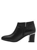 Botín de cuero negro para mujer, estilo casual con terminación lisa y detalle texturizado, perfecto para eventos especiales.