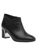 Botín negro de cuero para mujer, elegante y moderno, ideal para atuendos formales o casuales, con detalle texturizado.