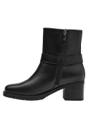 Calzado casual de cuero negro para mujer, con hebilla lateral decorativa y taco cuadrado que ofrece estabilidad y comodidad.