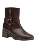 Botín de cuero marrón para mujer, casual, con cierre trenzado y hebilla, ideal para uso diario y formal.