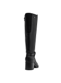 Bota de cuero negro para mujer, con correa y hebilla en el tobillo. Diseño versátil y sofisticado.