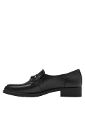 Calzado negro tipo mocasín para mujer, cuero texturizado estilo reptil con adorno metálico, adecuado para uso diario chic.