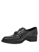 Mocasín de cuero negro para mujer, estilo casual, con textura reptil y adorno metálico, ideal para un look sofisticado.