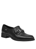 Calzado femenino de cuero negro, diseño mocasín clásico, superficie texturizada tipo reptil y detalle metálico elegante.