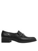 Zapato negro de cuero para mujer, mocasín casual con textura reptil y adorno metálico en el empeine.