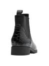 Botín Chelsea femenino en cuero negro, textura reptil y suela baja, práctico y elegante para uso diario.