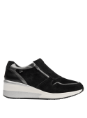 Zapatilla casual de cuero negro para mujer, perfecta para el día a día, con un toque elegante y moderno.
