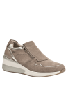 Zapatilla de cuero taupe para mujer, funcional y práctica, perfecta para el día a día, con diseño sofisticado.