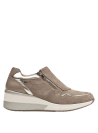 Zapatilla casual taupe para mujer, de cuero, con amortiguación adicional gracias a su suela ligeramente elevada.