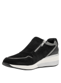 Calzado casual de cuero negro para mujer, con un diseño funcional sin cordones y acabado de gamuza suave.