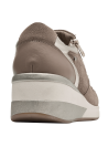 Moderna zapatilla taupe de cuero para mujer, sin cordones, con acabado de gamuza que aporta suavidad y estilo.