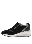 Zapatilla de cuero negro para mujer, ideal para un look urbano, con suela gruesa para mayor comodidad al caminar.