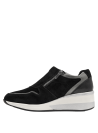 Zapatilla de cuero negro para mujer, ideal para un look urbano, con suela gruesa para mayor comodidad al caminar.