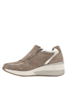 Elegante zapatilla taupe de cuero para mujer, ideal para un look urbano, con detalles contrastantes en el talón.