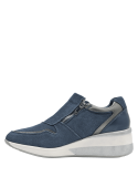 zapatilla de cuero azul para mujer, ideal para un look casual, con suela elevada que mejora la amortiguación al caminar