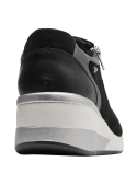 Zapatilla negra de cuero para mujer con diseño casual moderno, cierre lateral y detalles elegantes en el talón.