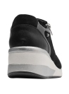 Zapatilla negra de cuero para mujer con diseño casual moderno, cierre lateral y detalles elegantes en el talón.