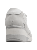 moderna zapatilla de cuero blanco para mujer con cordones planos anchos y adorno metálico en el costado