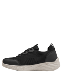 Calzado casual negro para mujer con sistema de cordones clásico, ofrece ajuste personalizado y soporte óptimo.