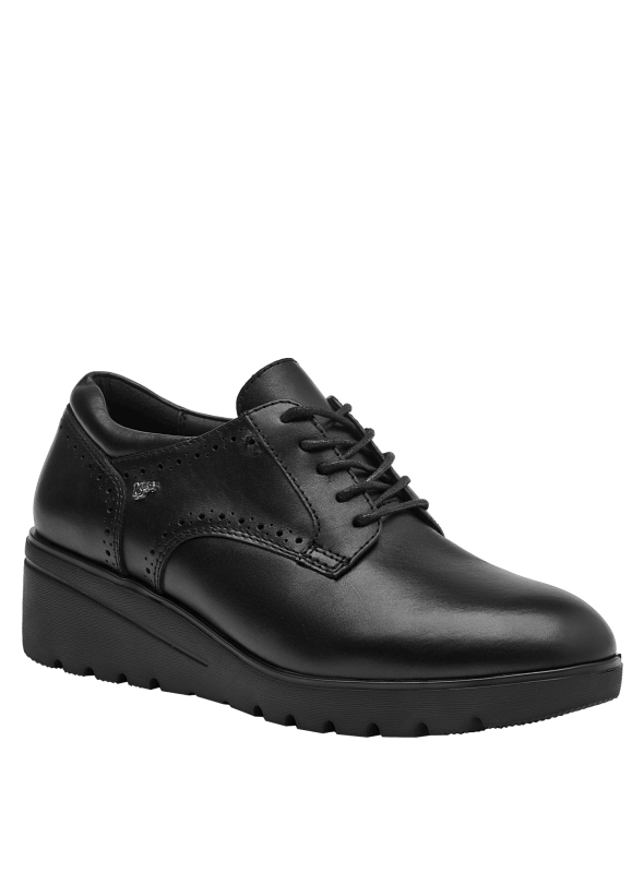 Zapato oxford marrón de cuero para mujer, con costuras y perforaciones elegantes. Ideal para todo tipo de ocasión.