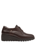 Zapato de cuero marrón estilo oxford para mujer, suela dentada y cierre de cordones, ideal para un look elegante y casual.