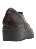 Calzado oxford marrón de cuero para mujer, combina elegancia y modernidad con su plataforma y detalles perforados.