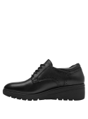 Calzado casual de cuero negro para mujer, diseño oxford con suela gruesa dentada que mejora el agarre.