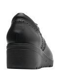 Zapato negro de cuero para mujer estilo oxford con cordones, detalles de costuras y perforaciones elegantes.