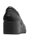 Zapato negro de cuero para mujer estilo oxford con cordones, detalles de costuras y perforaciones elegantes.