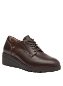 Zapato oxford marrón de cuero para mujer, con costuras y perforaciones elegantes. Ideal para todo tipo de ocasión.