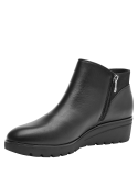 Botín de cuero negro para mujer con caña baja y hebilla lateral, mezcla de funcionalidad y elegancia para cualquier ocasión.
