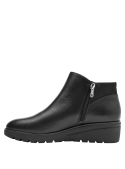 Botín casual de cuero negro con suela de plataforma y detalles en gamuza, ofreciendo altura y estilo sofisticado.