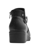 Botín negro de cuero para mujer con diseño moderno y hebilla metálica ajustable, ideal para uso casual diario.