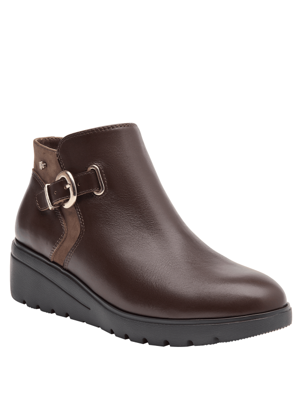 Botín negro de cuero liso con suela antideslizante y detalle en gamuza, perfecto para un look casual versátil.