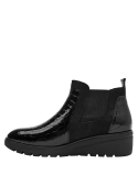 Botín Chelsea de mujer, cuero negro charol, diseño reptil, suela plataforma gruesa, ideal para caminar con estilo moderno.