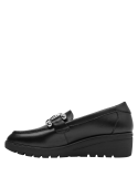 Mocasín de cuero negro para mujer con sujeción firme, detalle metálico decorativo, ideal para estilos formales e informales.