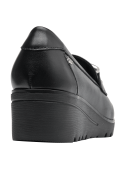 Calzado de cuero negro para mujer, diseño mocasín clásico, suela gruesa con plataforma para altura y comodidad.