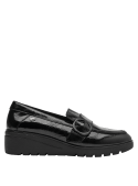Mocasín negro de charol para mujer, hebilla circular en cuero, estilo clásico-moderno, versátil para diversas ocasiones.