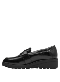 Calzado de charol negro femenino, mocasín sofisticado con hebilla grande en cuero, combina elegancia y comodidad.