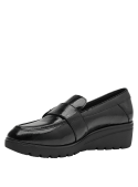 Mocasín de charol negro para mujer con hebilla decorativa, cuero brillante, suela gruesa antideslizante y taco plataforma.